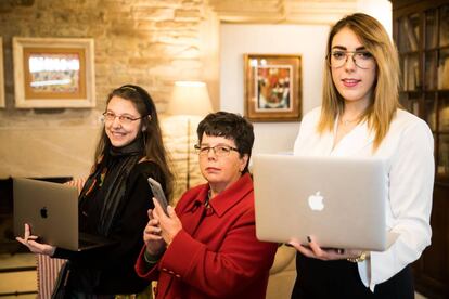 María José Álvarez, Carmen Cao y Maite de Dios, durante la presentación de Digitalizadas.