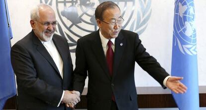 El ministro de Exteriores iraní, Mohamad Yavad Zarif, junto al secretario general de la ONU, Ban Ki-moon, en Nueva York.