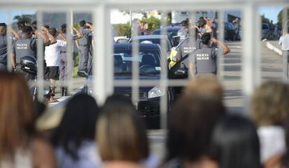 Mulheres de PMs acamparam tr&ecirc;s semanas na frente dos batalh&otilde;es do ES. 