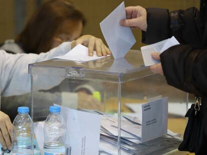 Una persona vota al Pavelló Municipal de Palau, a Girona, durant les eleccions del 21-D.