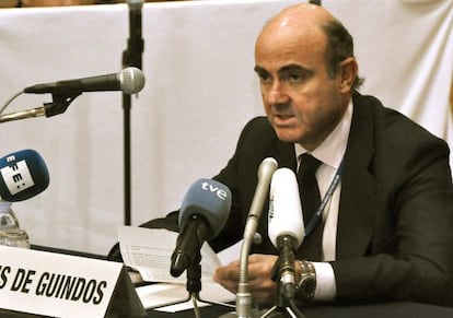 El ministro de Econom&iacute;a espa&ntilde;ol, Luis De Guindos, durante la rueda de prensa que ha ofrecido en Tokio tras la asamblea del Fondo Monetario Internacional (FMI)