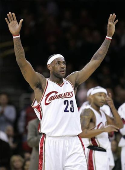 LeBron James, de los Cavaliers de Cleveland, en un momento del partido ante los Raptors de Toronto.