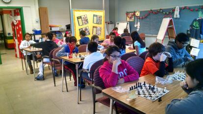 Alumnos del colegio Leleck durante la clase de ajedrez