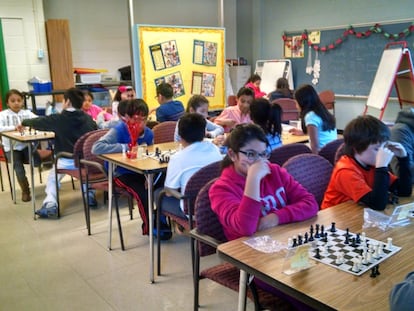 Alumnos del colegio Leleck durante la clase de ajedrez