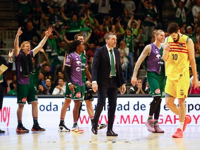 Los jugadores de Unicaja celebran un triple ante Nikola Kalinic