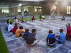 Un profesor imparte clase en el patio del colegio Aldapeta María, de San Sebastian.