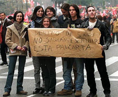 Un grupo de estudiantes sujeta durante la marcha una pancarta que alude al futuro que les espera con la nueva ley.