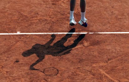 La sombra de Jannik Sinner de Italia en un momento del partido.
