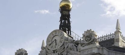Reloj en la fachada de la sede del Banco de España, en la Plaza de Cibeles en Madrid.