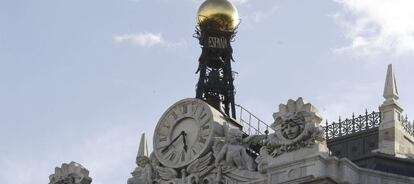 Reloj en la fachada de la sede del Banco de Espa&ntilde;a, en la Plaza de Cibeles en Madrid.