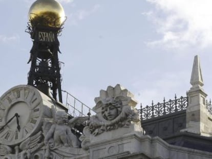 Reloj en la fachada de la sede del Banco de Espa&ntilde;a, en la Plaza de Cibeles en Madrid.