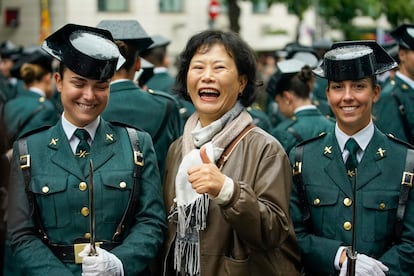 Una mujer se fotografía con agentes de la Guardia Civil.