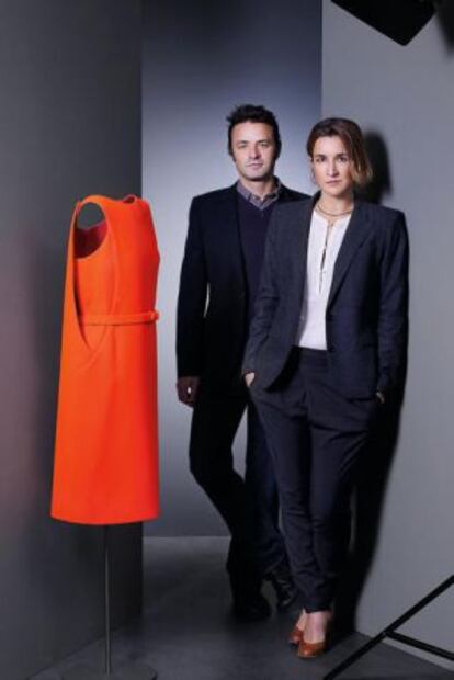 Toño Foraster y Victoria Garriga (arquitectos), con un vestido en crespón naranja de 1968.