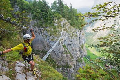 Mejor no sufrir de vértigo cuando debajo de nuestras botas de trekking no hay más que una grapa de hierro y 100 metros de abismo. La vía ferrata que conecta las localidades suizas de Mürren y Gimmelwald, calificada de difícil, atraviesa paredes rocosas verticales y profundos barrancos a través de puentes colgantes e incluso haciendo equilibro sobre cables de acero. En apenas un par de kilómetros se salvan 300 metros de desnivel –aquí está lo particular– cuesta abajo. El pueblo de Gimmelwald es parada obligada en cualquier visita a la vecina Interlaken. Situada a 1.363 metros de altitud, esta pequeña joya alpina está resguardada por las enormes cimas que la rodean, a los pies de la zona protegida de Jungfrau-Aletsch, patrimonio de la humanidad desde 2007. La aldea es inaccesible en coche, siendo necesario hacerlo a través del espectacular teleférico Schilthorn, cuyas vistas se cuentan entre las mejores de toda la zona y del impresionante macizo del Jungfrau.