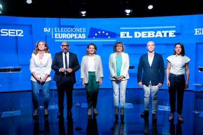 Desde la izquierda, Estrella Galán (Sumar), Jordi Cañas (Ciudadanos), Teresa Ribera (PSOE), Dolors Montserrat (PP), Jorge Buxadé (VOX) e Irene Montero (Podemos), durante el debate organizado por EL PAÍS y la Cadena SER, este lunes.