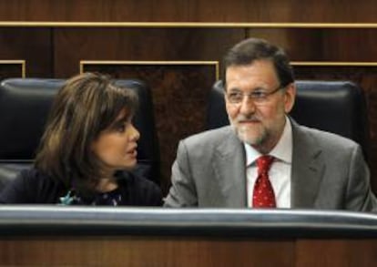 El presidente del Gobierno, Mariano Rajoy, junto a la vicepresidenta, Soraya Senz de Santamara, ayer en la sesin de control al Ejecutivo del pleno del Congreso.