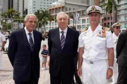 (De izq. a dcha.) El alcalde de la ciudad de Miami, Tomás regalado, el ministro español de Exteriores, José Manuel García-Margallo y el comandante del buque escuela de la Armadas española, el Juan Sebastián Elcano, Alfonso Gómez Fernández de Cordoba posan para una fotografía en Miami, Florida (EEUU).