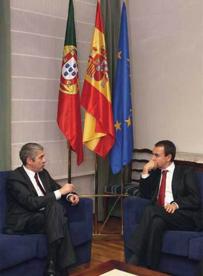 José Luis Rodríguez Zapatero y José Socrates, durante su primera reunión en Badajoz.