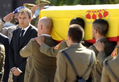 El féretro con los restos de Ataollah Taefik pasan por delante del presidente del Gobierno, José Luis Rodríguez Zapatero.