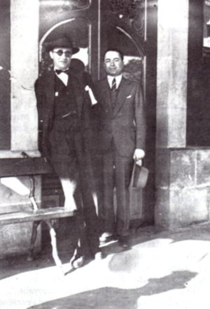 Castelao (esquerda) e Paz Andrade na antiga estaci&oacute;n de Ferrocarril de Pontevedra.