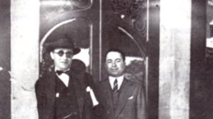 Castelao (esquerda) e Paz Andrade na antiga estación de Ferrocarril de Pontevedra.