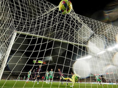 Andreas Christensen marca el primer gol del partido de la Liga entre el Barcelona y el Betis, en el Camp Nou este sábado.