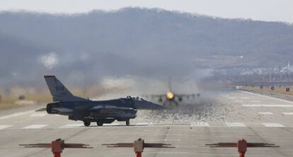 Un F-16 de EE UU despega de la base de Osan en el marco de las maniobras.