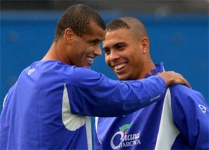 Rivaldo y Ronaldo charlan, sonrientes, durante una sesión preparatoria.