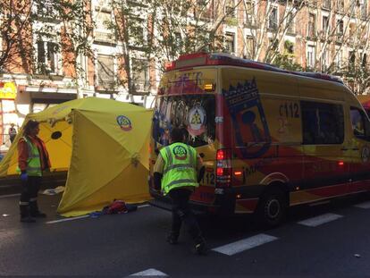 Intervención del Samur en la calle Ciudad de Barcelona.