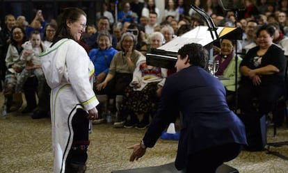 Justin Trudeau le cede el lugar a Lizzie Epos-York, en un acto en el que ha pedido disculpas al pueblo Inuit.