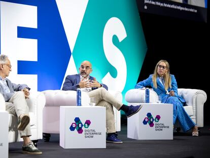 Ángel Durandez, presidente de Arcadia Motion Pictures; Carlos Núñez, presiden ejecutivo de PRISA Media, y Lujan Arguelles, presentadora de televisión, durante una mesa redonda del Digital Enterprise Show 2024, en Málaga.