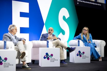 Ángel Durandez, presidente de Arcadia Motion Pictures; Carlos Núñez, presiden ejecutivo de PRISA Media, y Lujan Arguelles, presentadora de televisión, durante una mesa redonda del Digital Enterprise Show 2024, en Málaga.