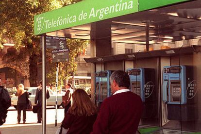 Cabinas de telfono de Telefnica Argentina en una calle de Buenos Aires.