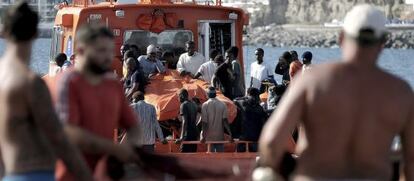 Llegada a Arguineguín (Gran Canaria) de 32 inmigrantes de origen subsahariano rescatados por Salvamento Marítimo el martes.