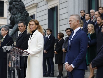 La presidenta del Congreso, Meritxell Batet, pronuncia su discurso en el acto institucional por el Día de la Constitución, flanqueada por el presidente del Gobierno, a la izquierda, y del Senado, a la derecha.