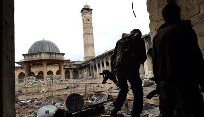 Rebeldes sirios en una mezquita en Alepo, este martes.