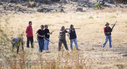 Varios de los participantes en la “tirada de codorniz al tubo” celebrada ayer en Becerril de la Sierra.