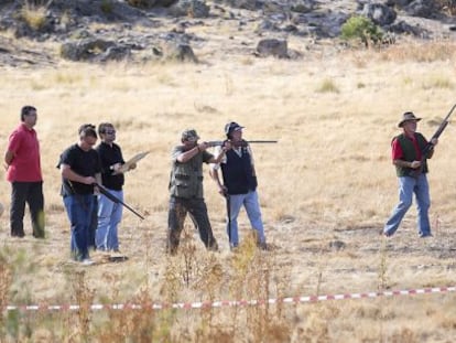 Varios de los participantes en la “tirada de codorniz al tubo” celebrada ayer en Becerril de la Sierra.