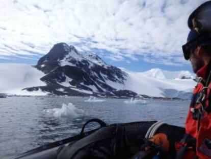 Travesía en zodiac por la bahía sur de la península Hurd, en la antártica isla Livingstone, donde se encuentra la base científica española Juan Carlos I.