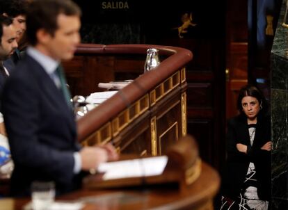 La portavoz del Grupo Socialista, Adriana Lastra, escucha al líder del PP, Pablo Casado, pronunciar su discurso durante la segunda votación de la sesión de investidura.