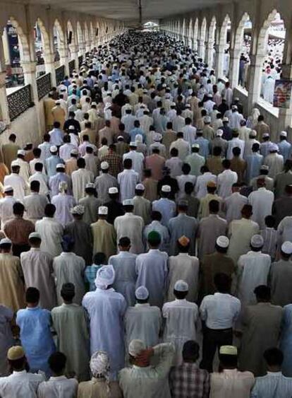 Musulmanes paquistaníes rezan, ayer, en una mezquita de Lahore.