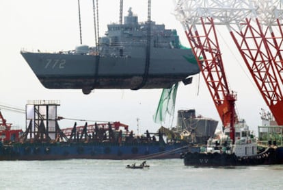 La corbeta surcoreana Chenoan, reflotada un mes después de su hundimiento.
