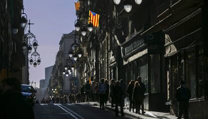 Algunes balconades del carrer de Ferran, a Barcelona, exhibeixen banderes independentistes