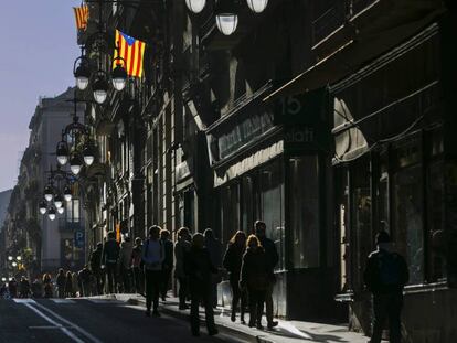 Algunes balconades del carrer de Ferran, a Barcelona, exhibeixen banderes independentistes