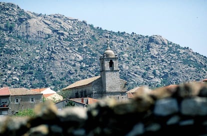 Iglesia de Zarzalejo, al fondo, las sierras conocidas como Las Machotas, en Madrid.