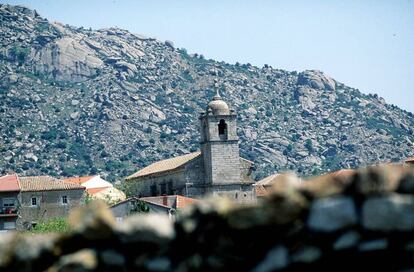 Iglesia de Zarzalejo, al fondo, las sierras conocidas como Las Machotas, en Madrid.