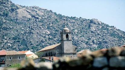 Iglesia de Zarzalejo, al fondo, las sierras conocidas como Las Machotas, en Madrid.