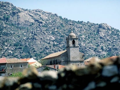 Iglesia de Zarzalejo, al fondo, las sierras conocidas como Las Machotas, en Madrid.