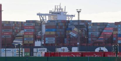 El carguero 'MSC Zoe', con bandera panameña, atracado en el puerto de Bremerhaven (norte de Alemania), tras perder unos 30 contenedores en las cercanías de la isla alemana de Borkum el pasado 1 de enero.