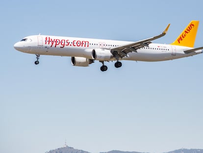 Un avión de la aerolínea Pegasus se prepara para aterrizar en el aeropuerto de Barcelona, en una foto de archivo.